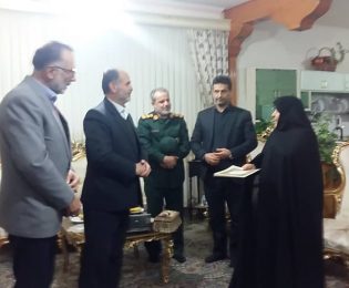 تجلیل شهردار خلخال از خانواده معظم شهدا