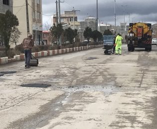 استقرار اکیپ های شهرداری برای آسفالت معابر درآستانه سال نو