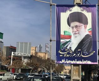 نصب بنرهای شعار سال در میادین خلخال