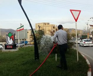 آبیاری فضای سبز در میدان شهدا و بلوارهای خروجی به سمت هشجین