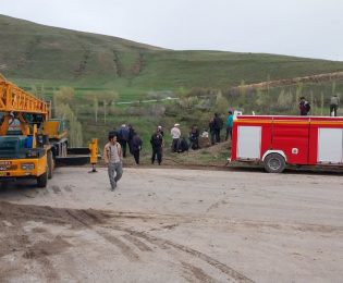 تلاش نیروهای آتش نشانی و جمعیت هلال احمر برای نجات جان حادثه دیدگان تصادف در جاده خلخال به هشجین