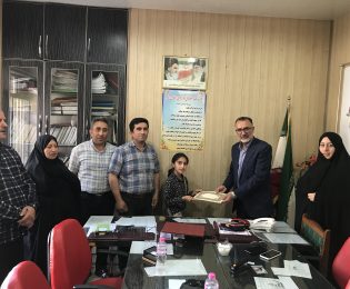 مریم ترابی دانش آموزی خلخال به عنوان پاکبان افتخاری شهرداری خلخال تجلیل شد
