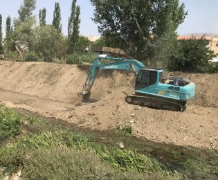 ادامه روند لایروبی رودخانه هروچایی شهر خلخال با همکاری اداره امور آب شهرستان خلخال