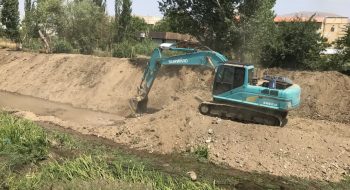 ادامه روند لایروبی رودخانه هروچایی شهر خلخال با همکاری اداره امور آب شهرستان خلخال